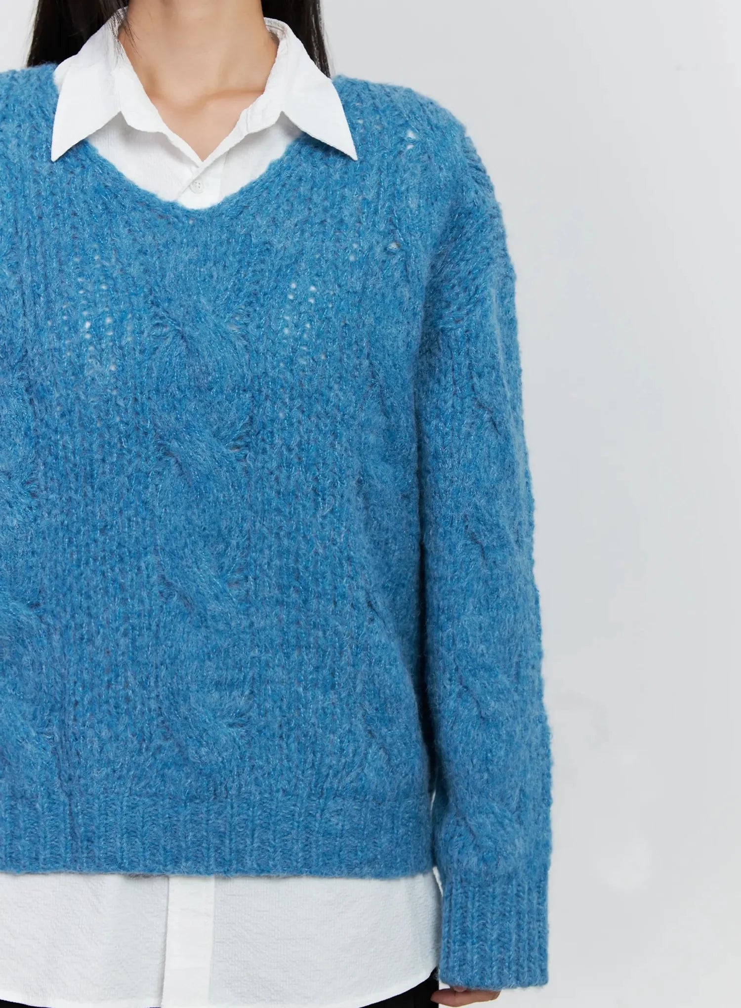 Cable-Knit V-Neck Sweater IS516