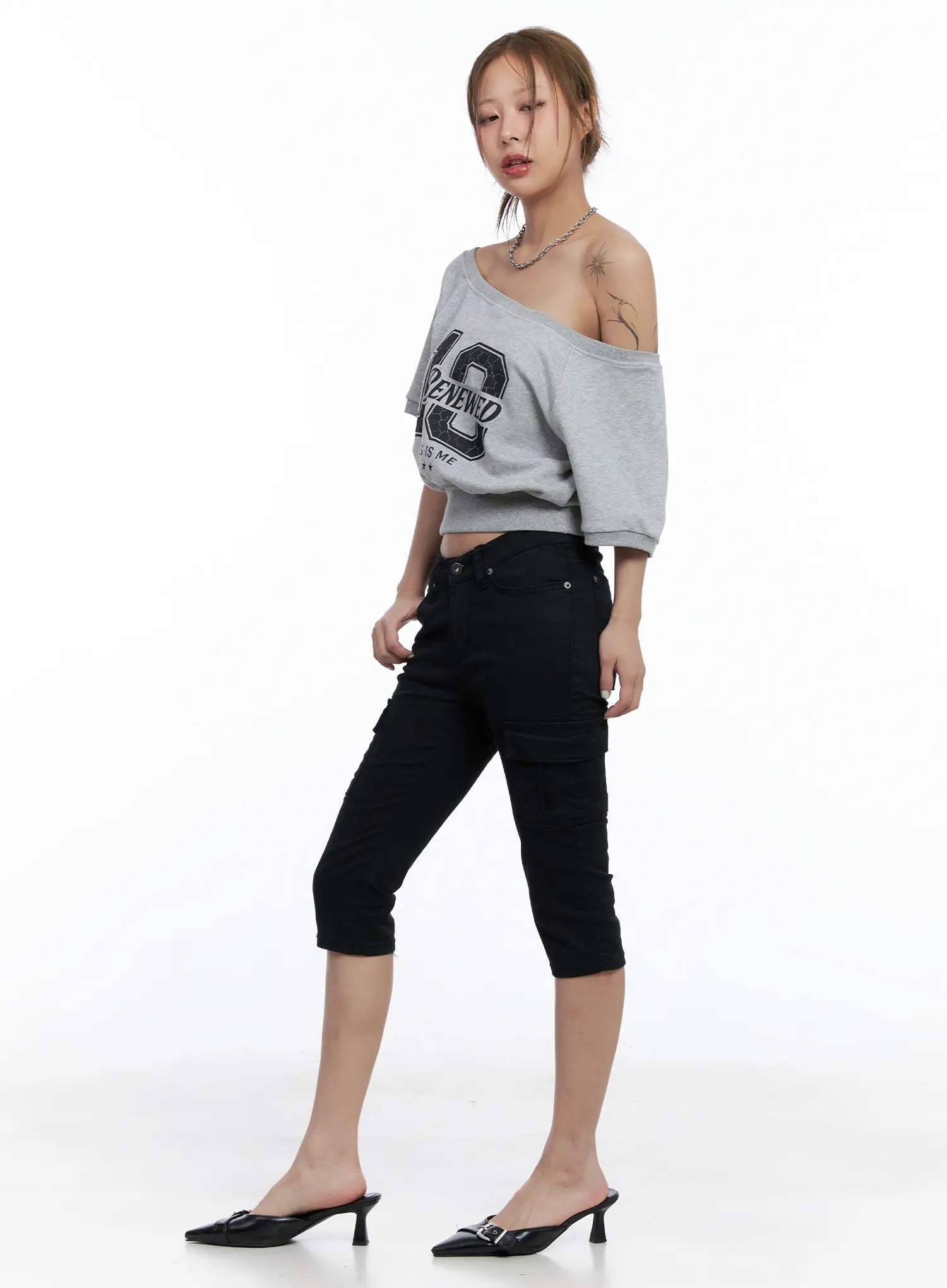 Off-Shoulder Graphic Cropped Tee CL511