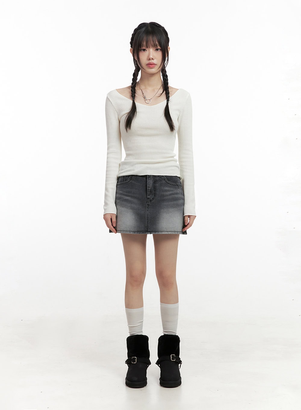 Slim-Fit V-Neck Long Sleeve Top IN427