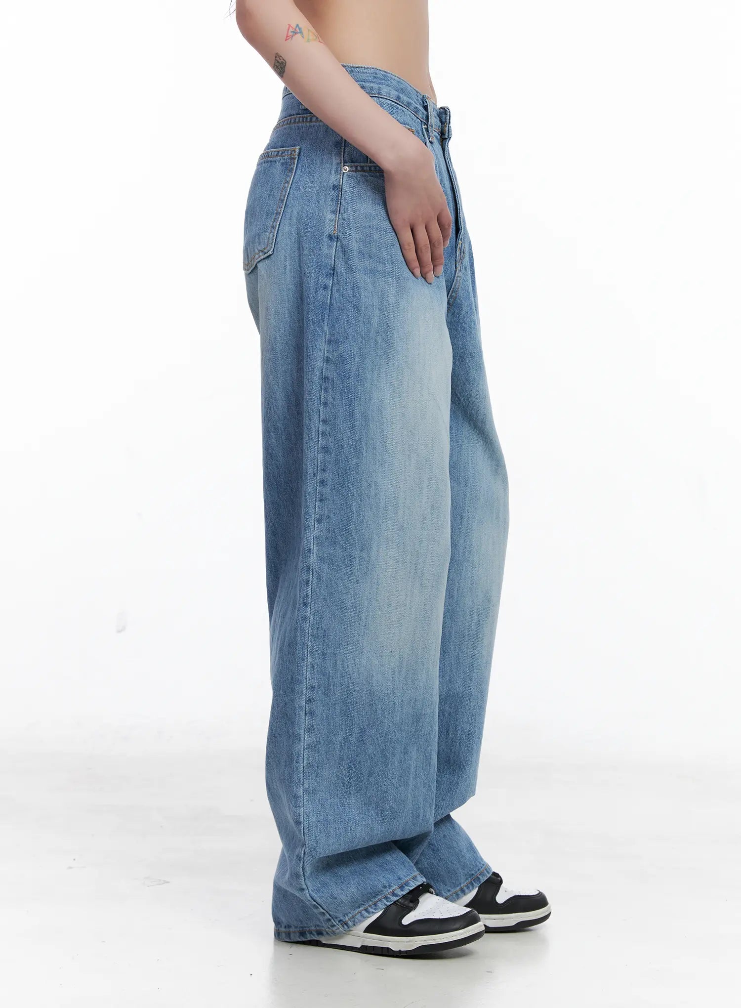 Aniyah Low-Rise Wide-Leg Jeans CS529