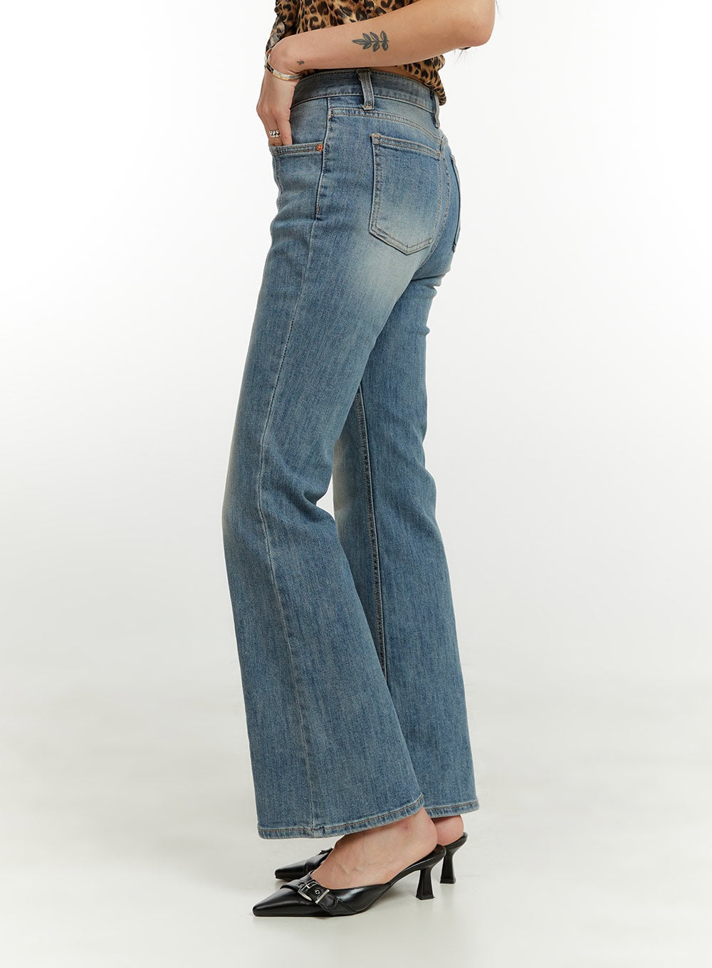 Stitch Detail Bootcut Jeans CU421