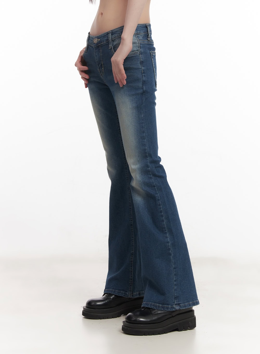 Rebecca Low-Waist Flared Jeans CM519