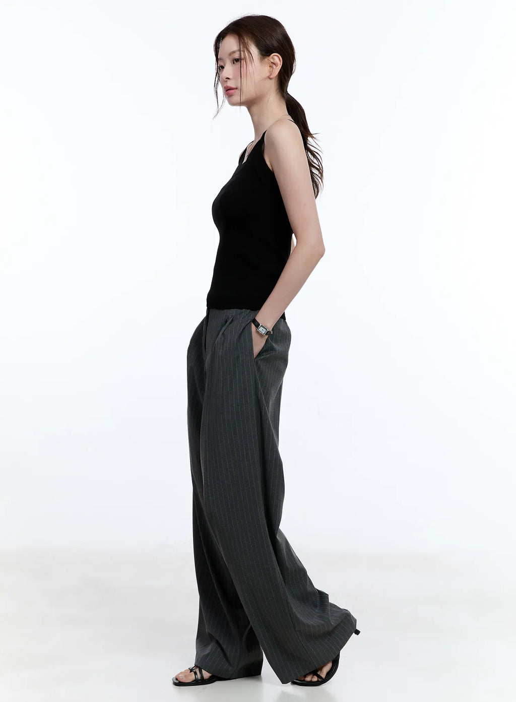 Slim-Fit Sleeveless Sweater CU513