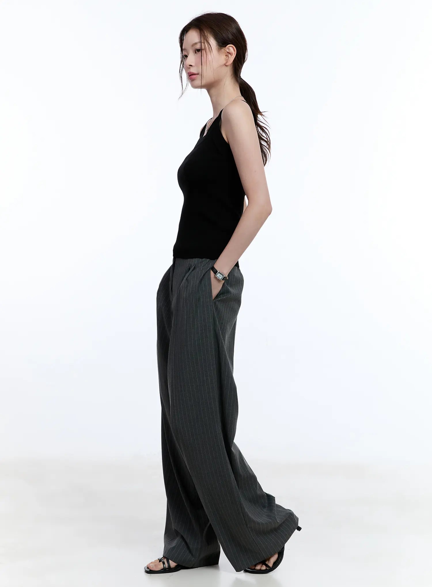 Slim-Fit Sleeveless Sweater CU513