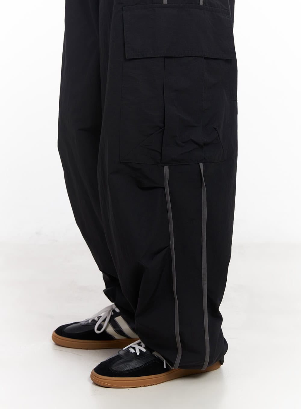 Men's Cargo Balloon-Fit Windbreaker Pants (Black) IU503