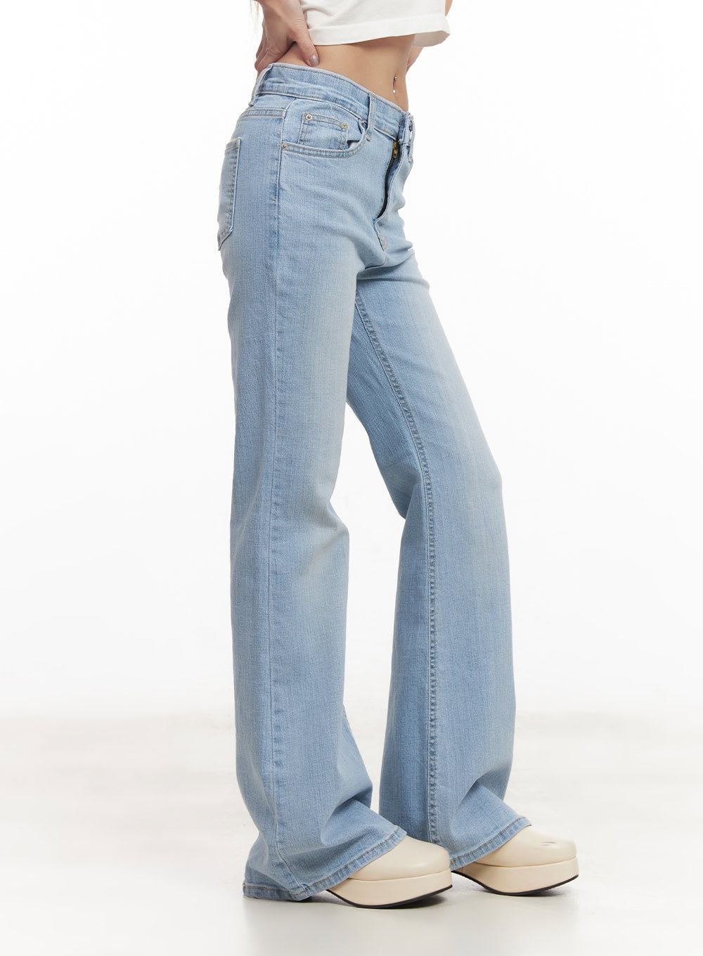 Suzy Slim-Fit Bootcut Jeans CM505