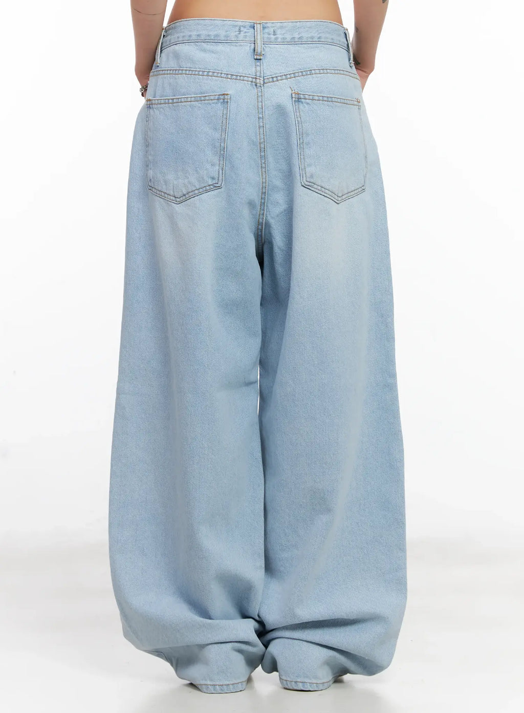 Jiyoon Light Wash Relaxed Jeans CL528