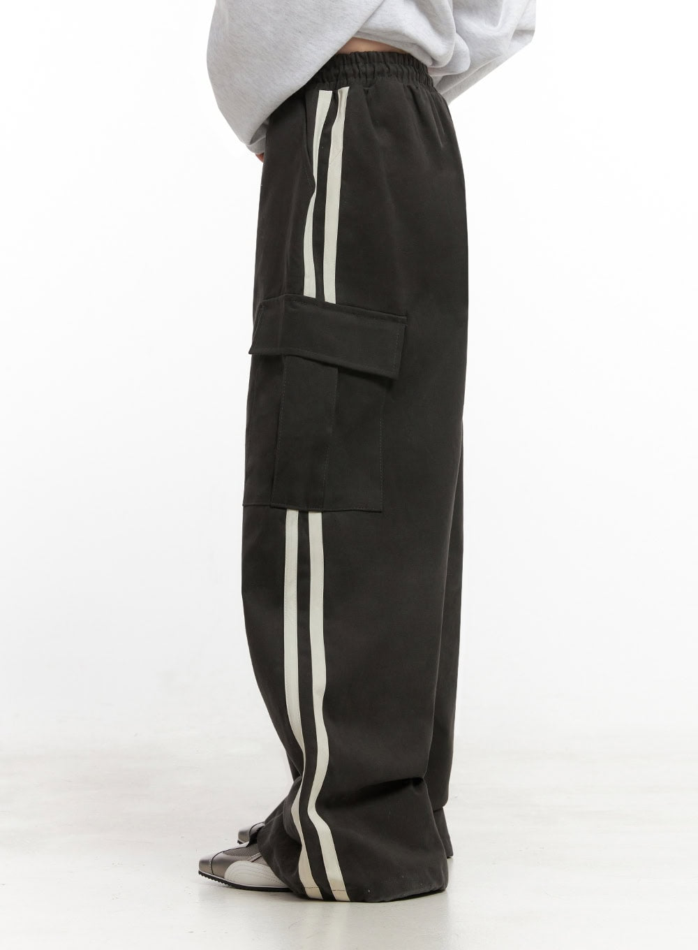 Wide-Fit Cargo Pocket Pants IN427