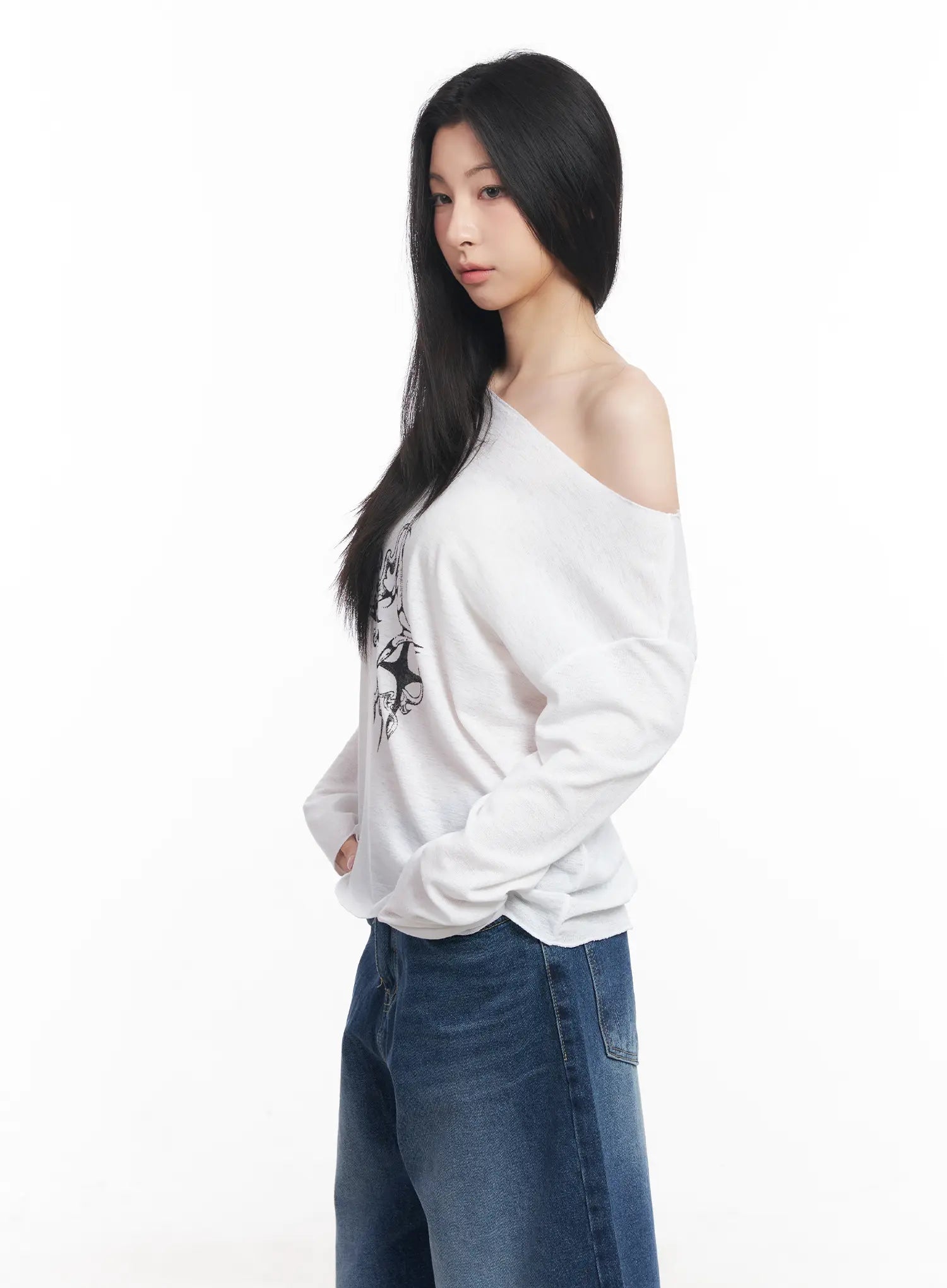 Loose-Fit Long Sleeve Graphic Top CU510