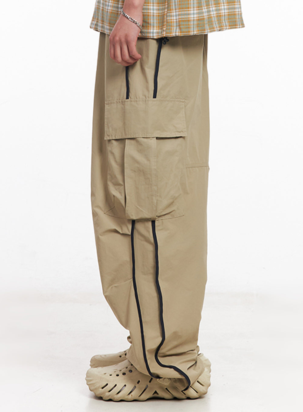 Men's Cargo Balloon-Fit Windbreaker Pants (Beige) IU512