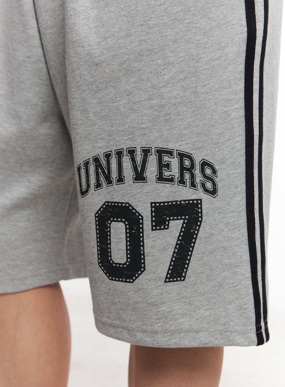 Men's Striped Wide-Fit Sweatshorts IY520