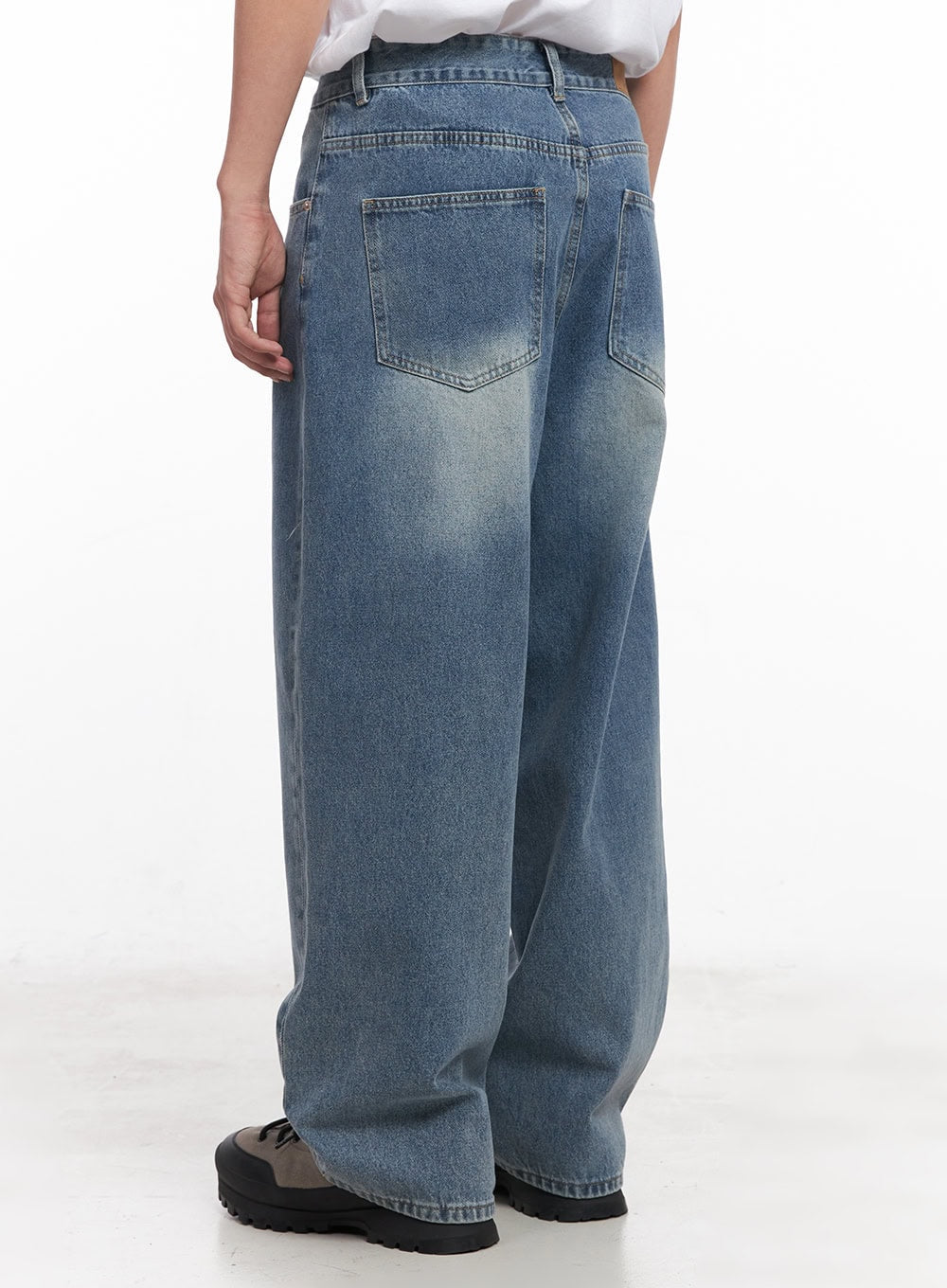 Men's Washed Wide-Fit Jeans IY520