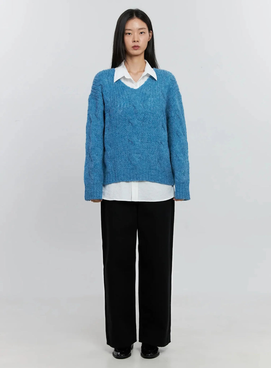 Cable-Knit V-Neck Sweater IS516