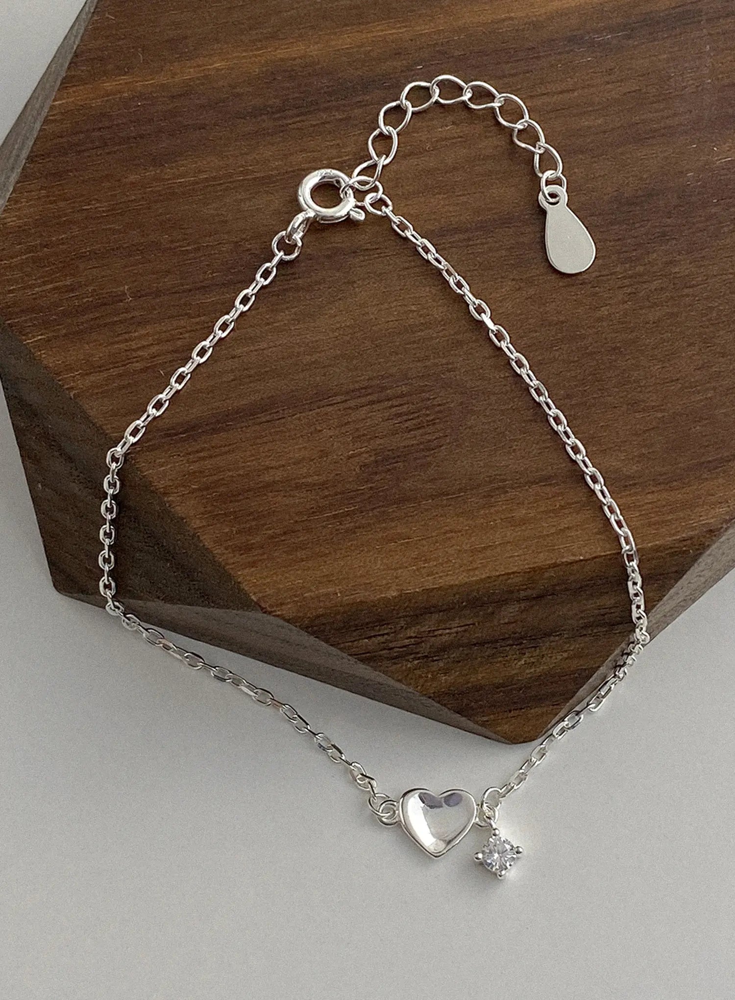 Woolf Heart Drop Line Bracelet IU506