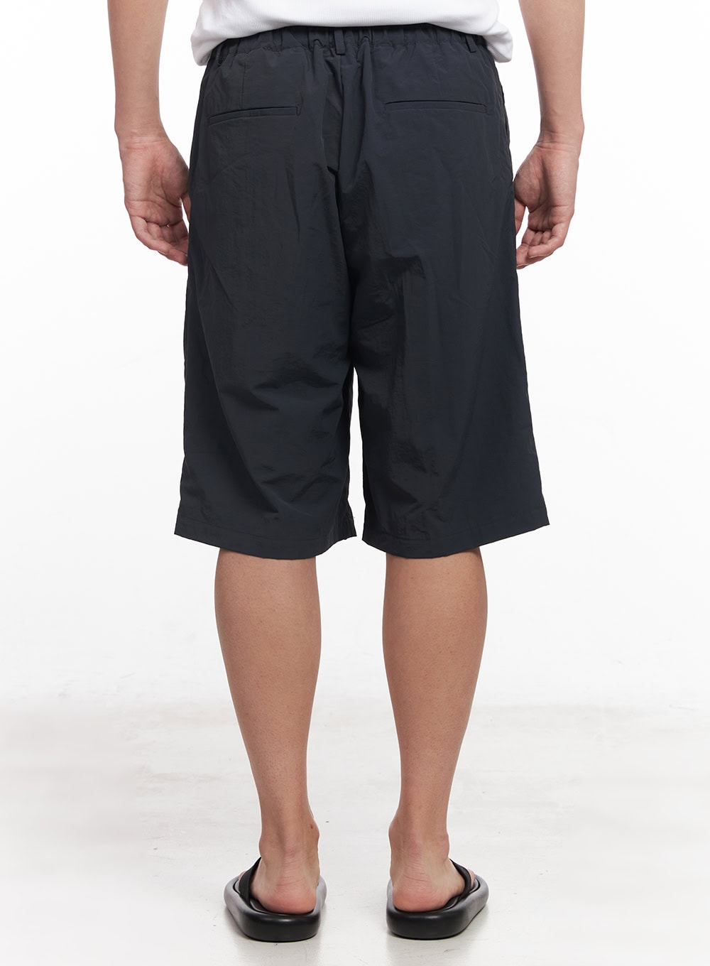 Men's Wide-Fit Nylon Pintuck Shorts IY522
