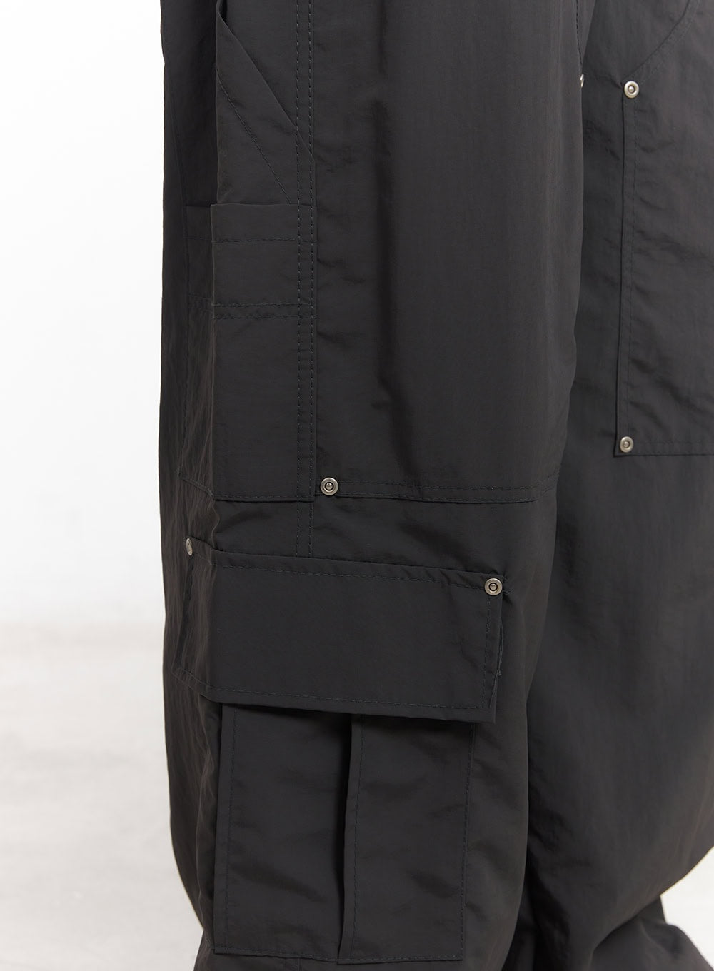 Men's Nylon Wide-Fit Cargo Pants IM517