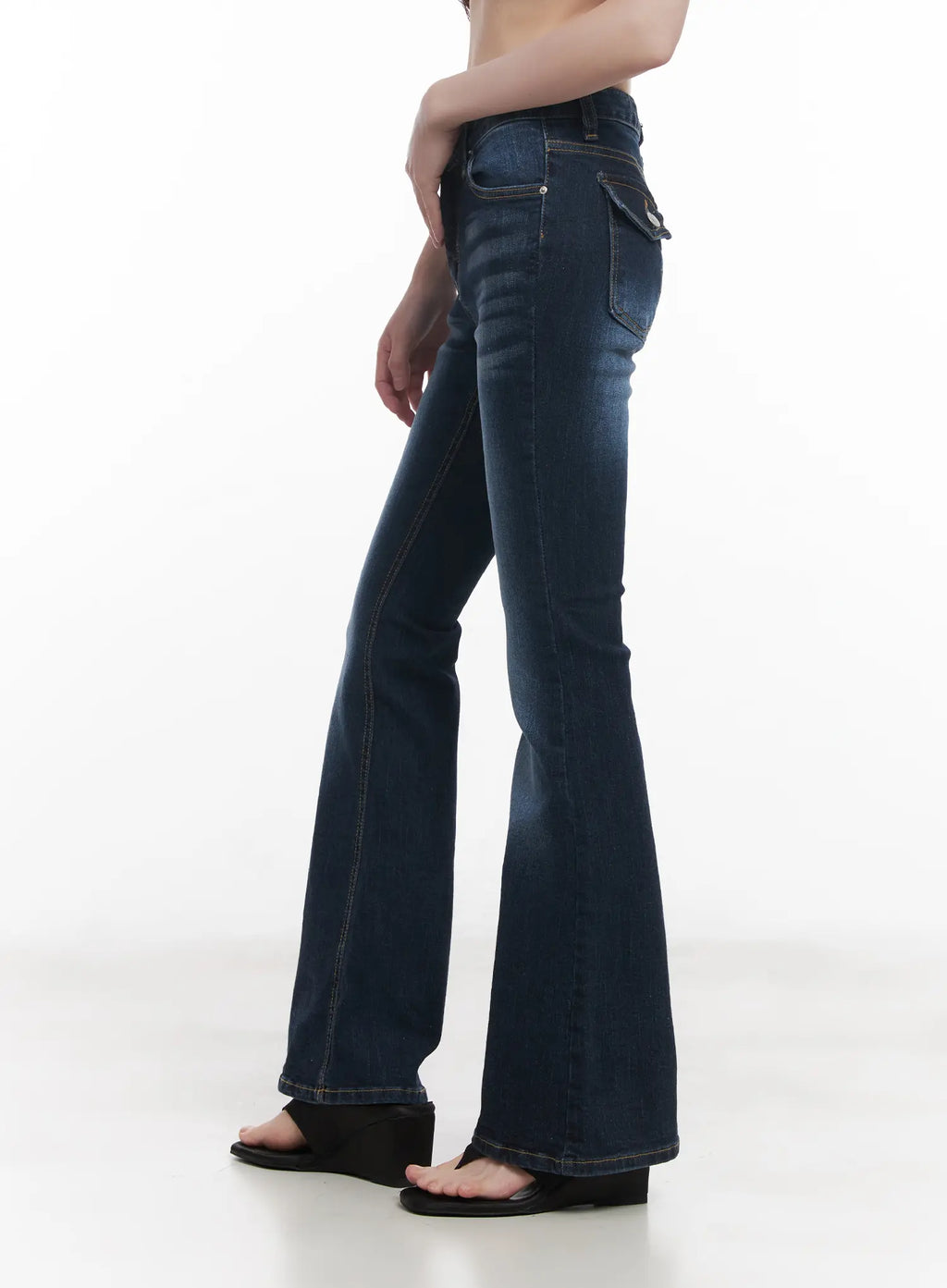 Minji Slim-Fit Flared Jeans CU519