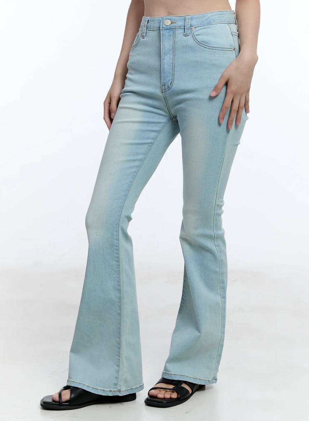 Jimin Light-Wash Flared Jeans CU513