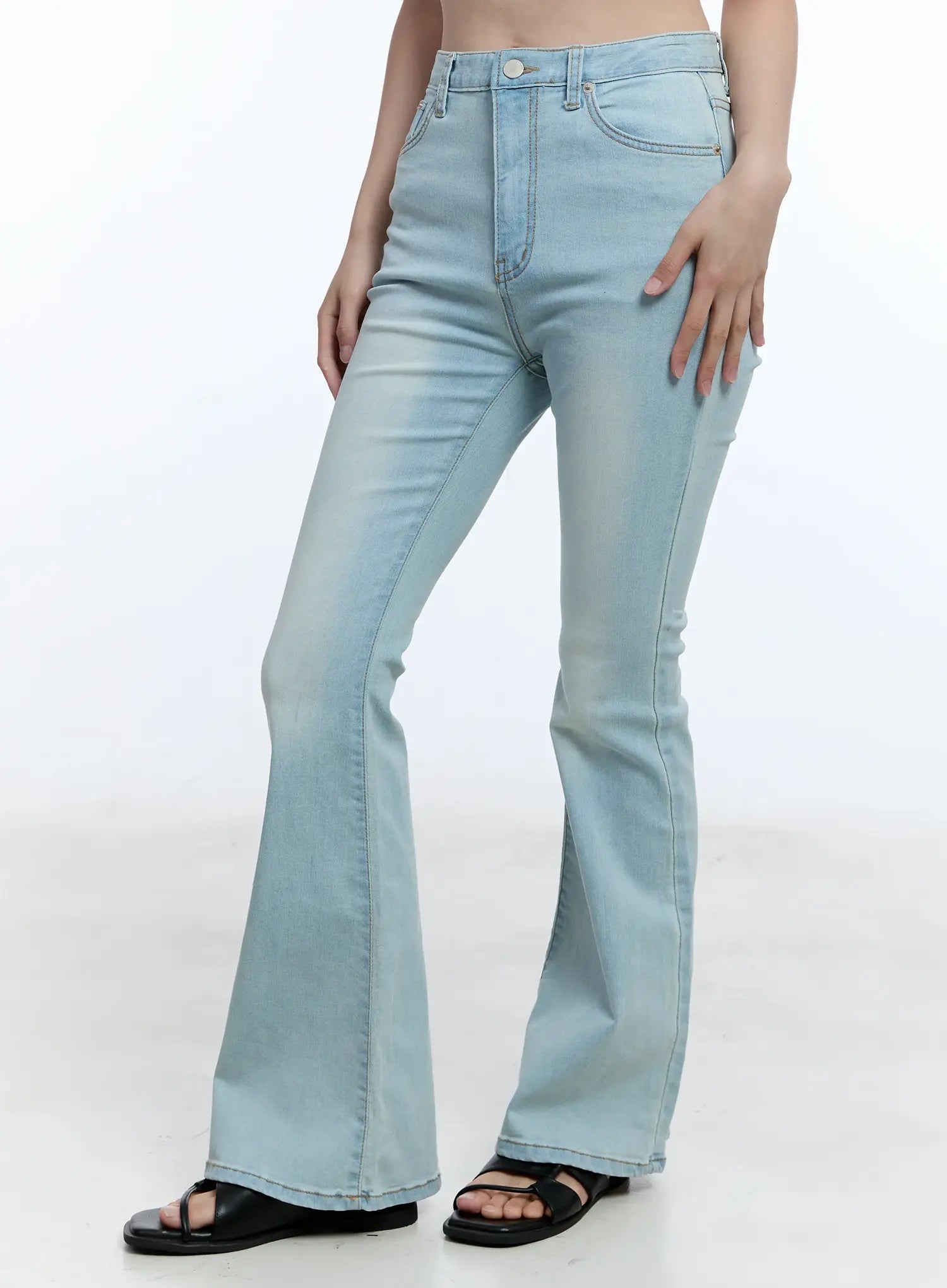 Jimin Light-Wash Flared Jeans CU513