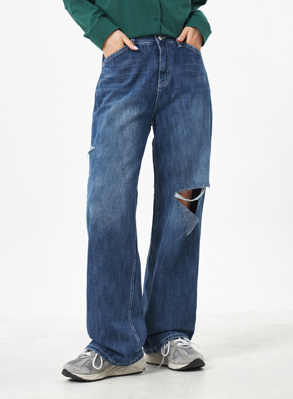 Ripped Knee Mid-Wash Jeans CA305