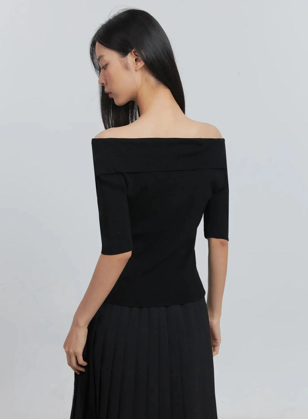 Off-Shoulder Buttoned Tee IU512