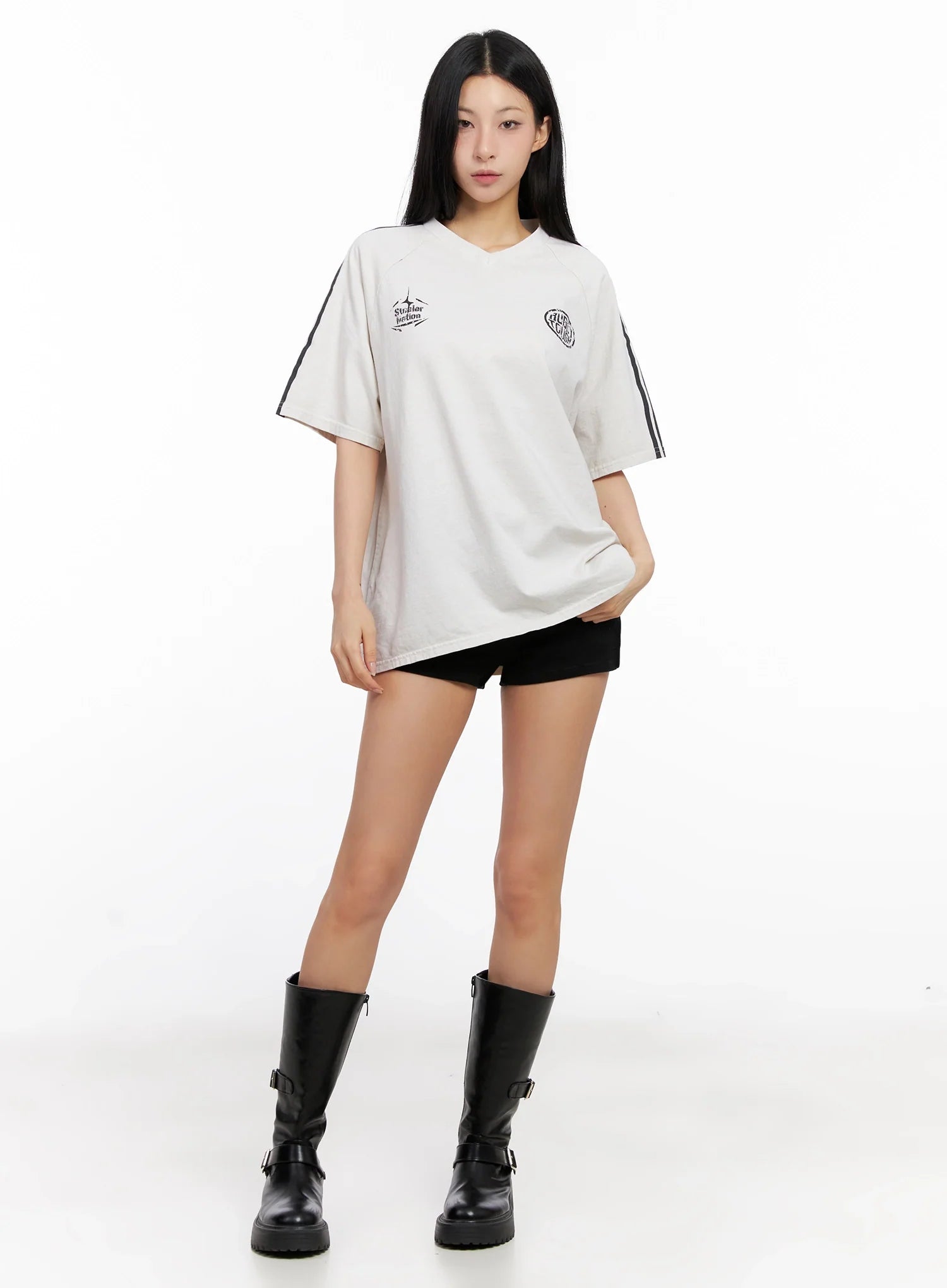 Relaxed-Fit V-Neck Graphic T-Shirt IG508
