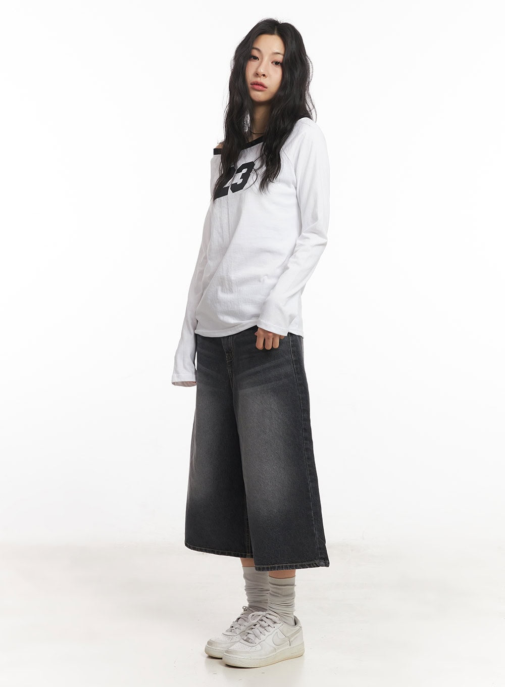 23 Graphic Off-Shoulder Long-Sleeve Top CA504