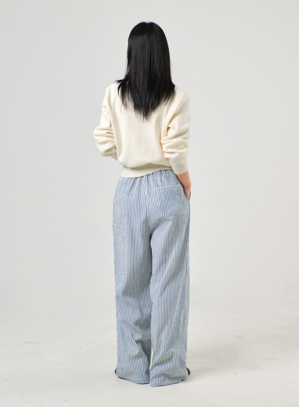 Solid V-Neck Buttoned Cardigan OF406