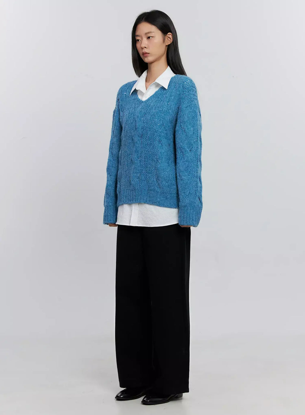 Cable-Knit V-Neck Sweater IS516