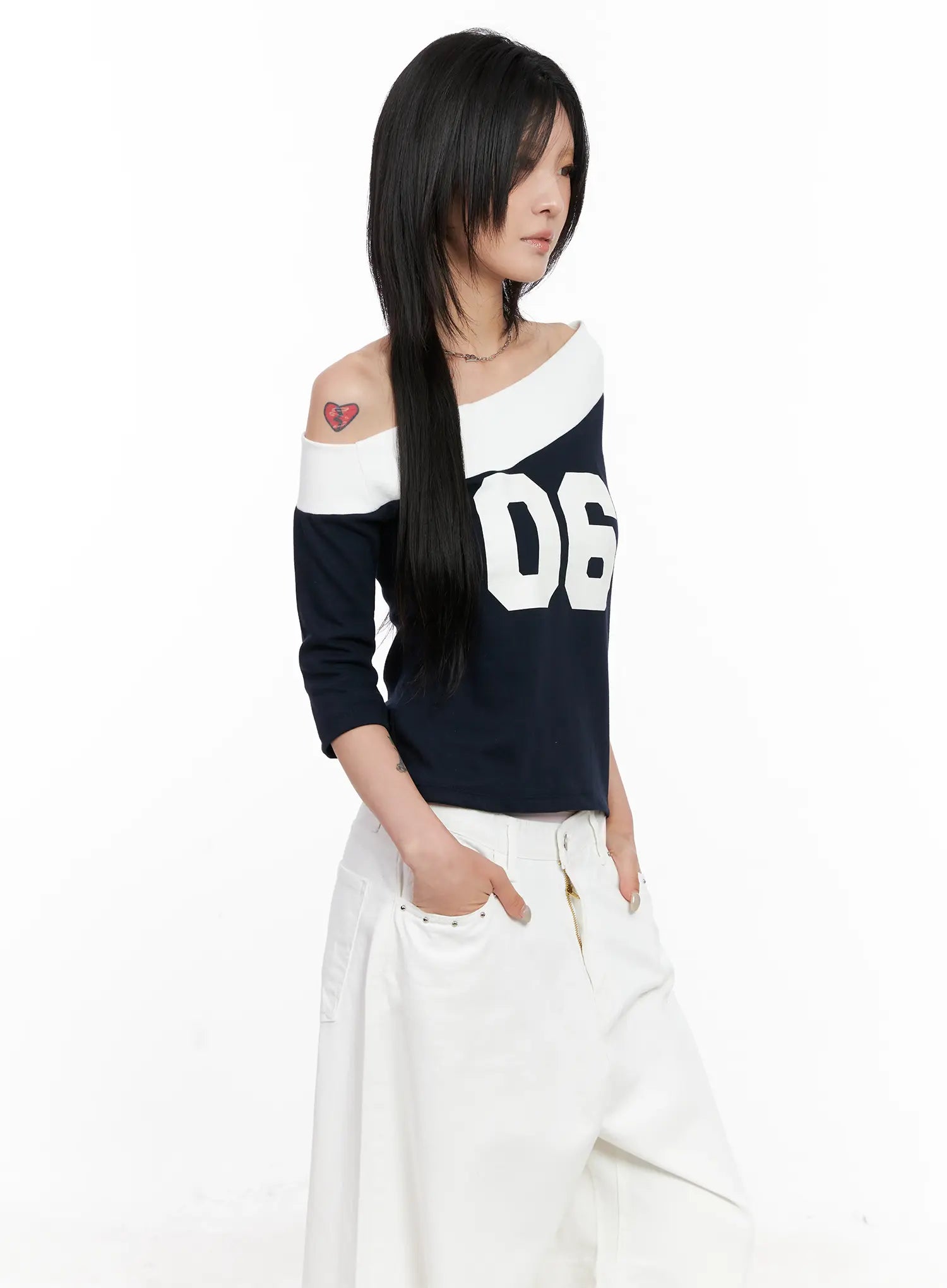 Contrast Number Off-Shoulder Tee CL525