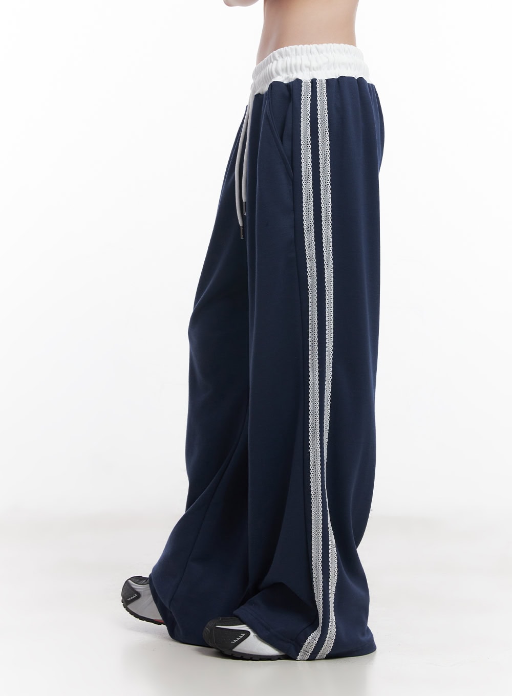Lace-Striped Wide-Fit Sweatpants CU506