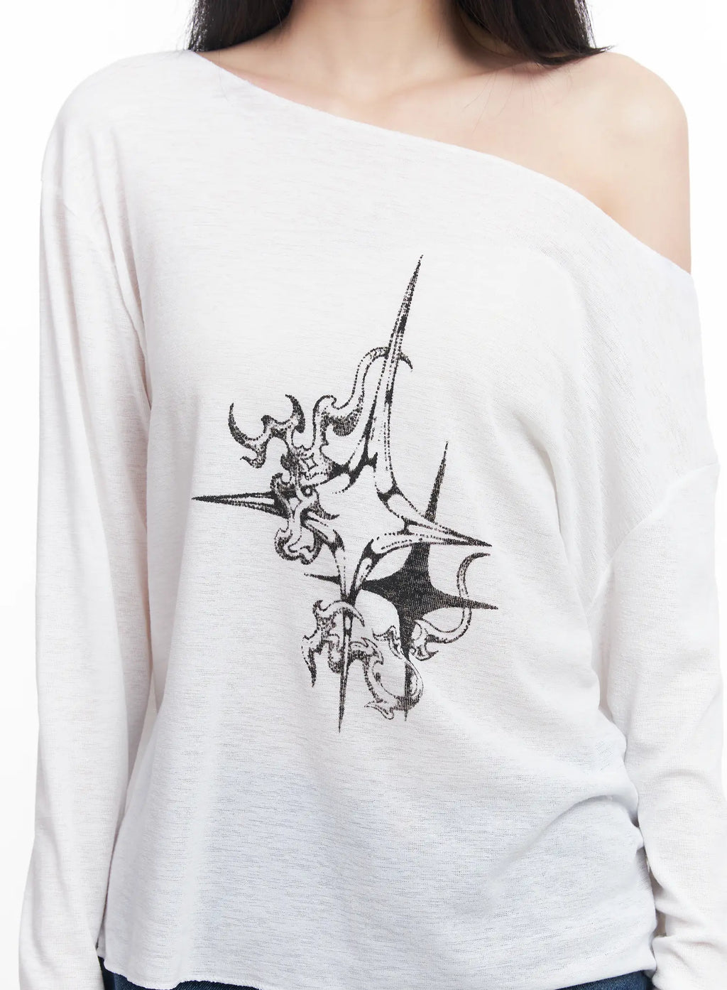 Loose-Fit Long Sleeve Graphic Top CU510