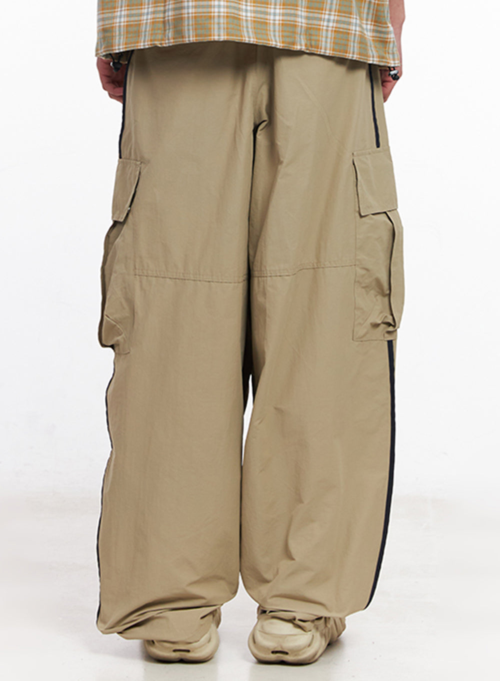 Men's Cargo Balloon-Fit Windbreaker Pants (Beige) IU512
