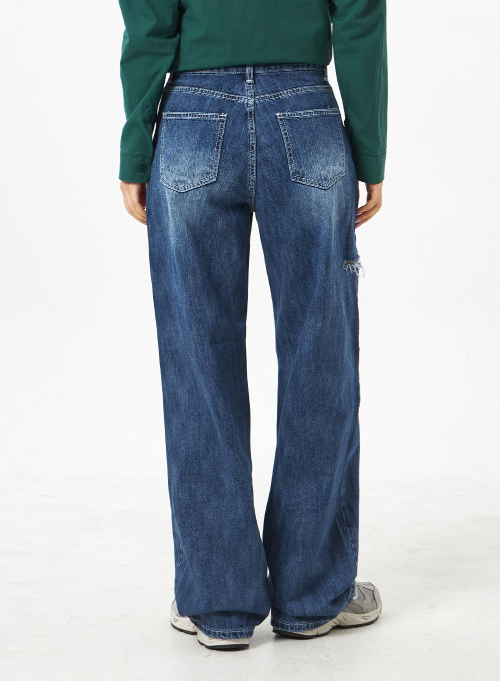 Ripped Knee Mid-Wash Jeans CA305