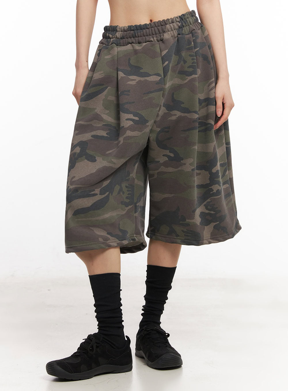 Camo Pintuck Oversize Sweatshorts IY529