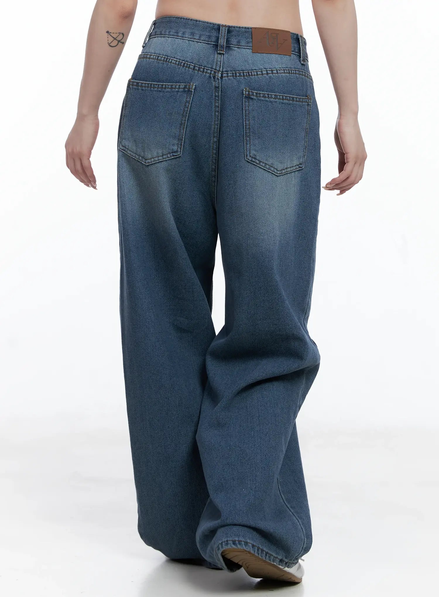 Margot Low-Rise Washed Wide-Leg Jeans CS501