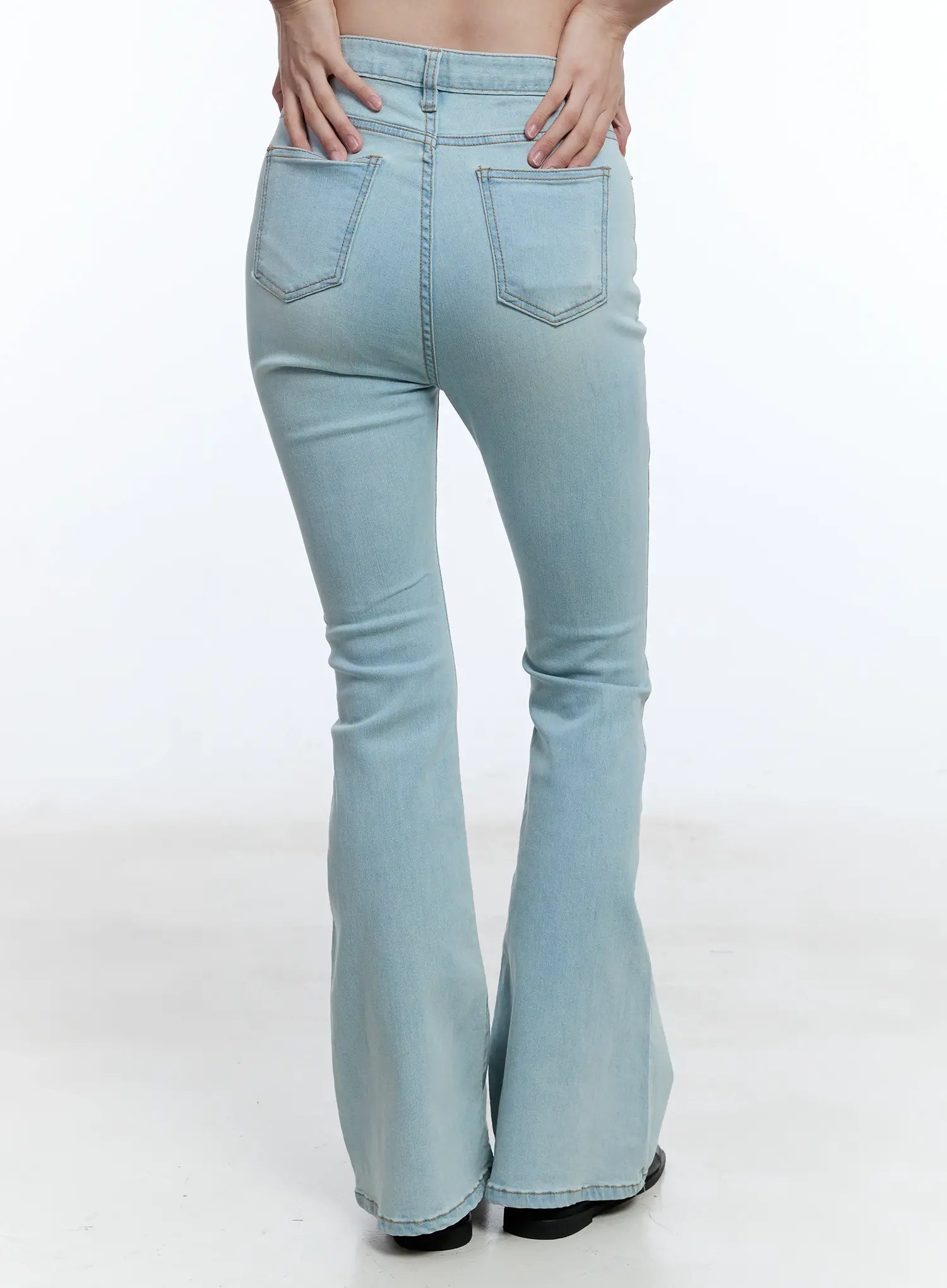 Jimin Light-Wash Flared Jeans CU513