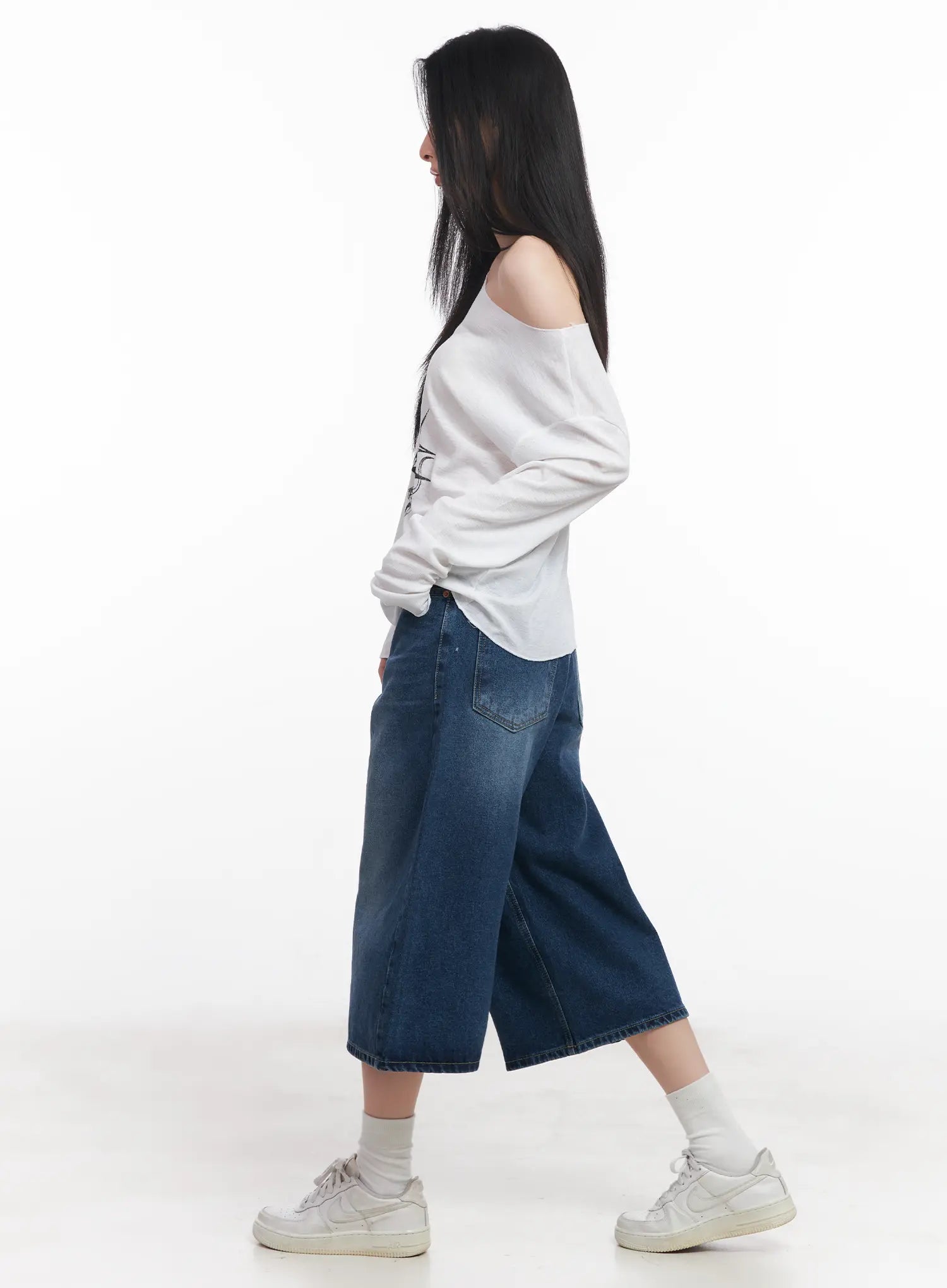 Loose-Fit Long Sleeve Graphic Top CU510