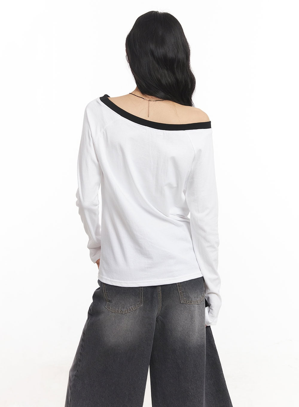 23 Graphic Off-Shoulder Long-Sleeve Top CA504