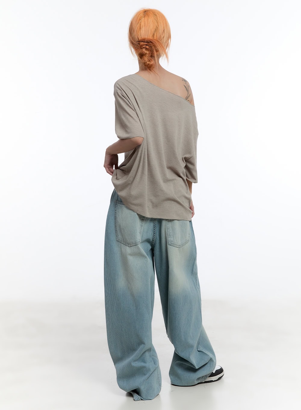 Loose-Fit Graphic Off-Shoulder Tee CU502