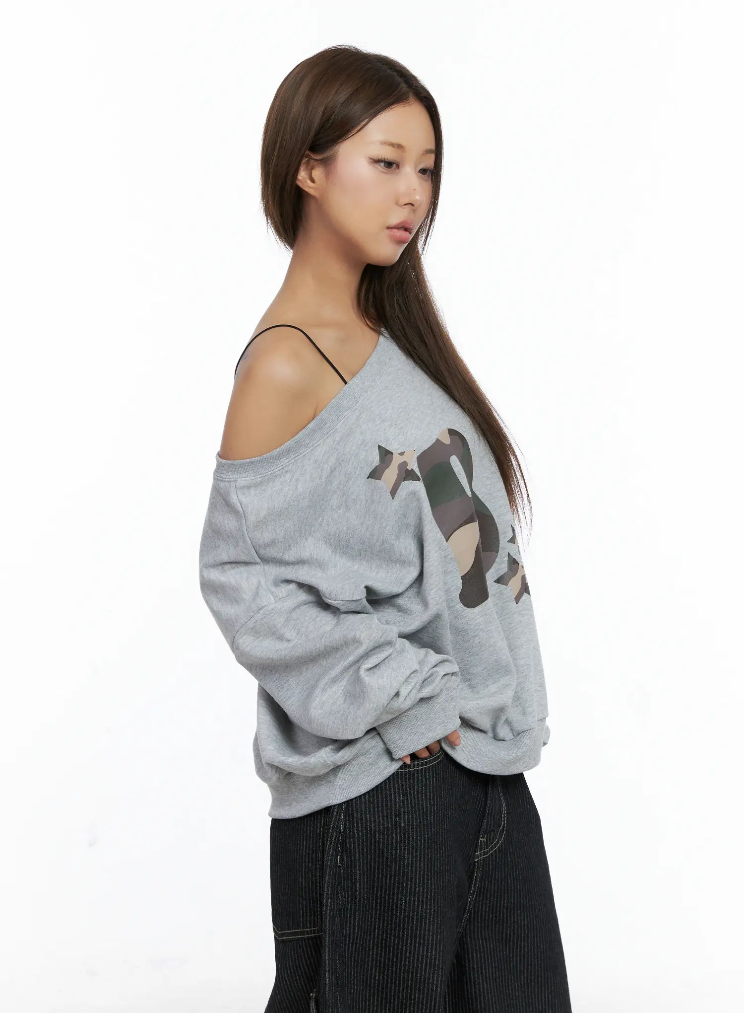 Camo Logo Off-Shoulder Sweatshirt CS505
