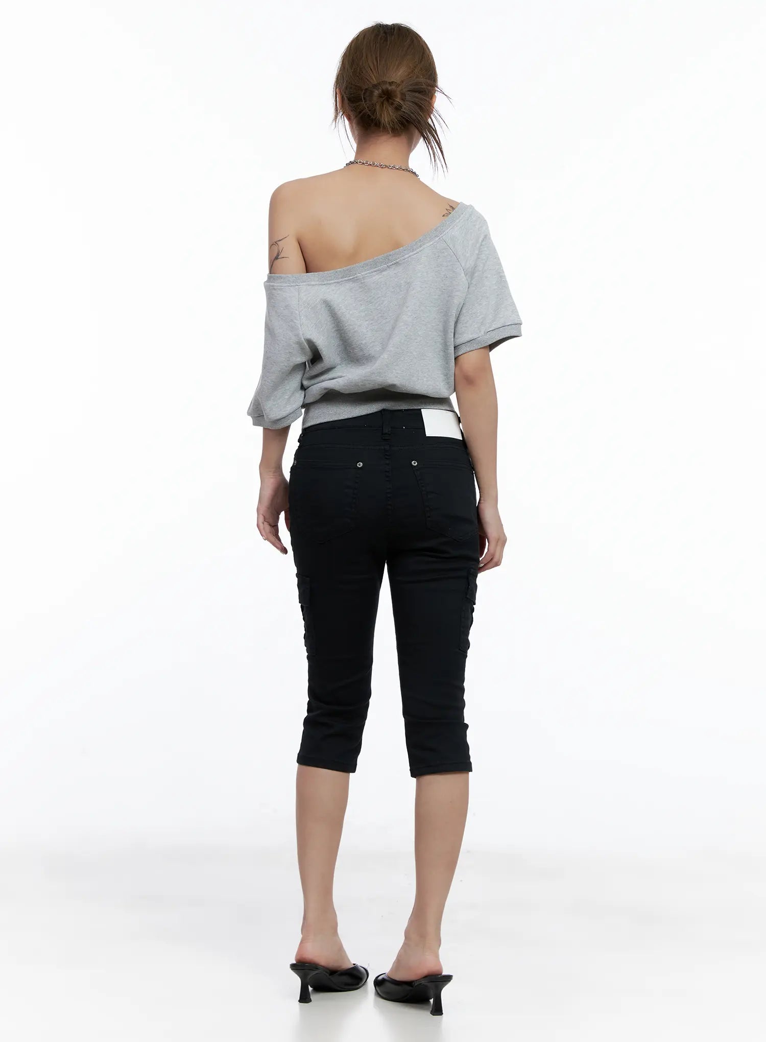 Off-Shoulder Graphic Cropped Tee CL511