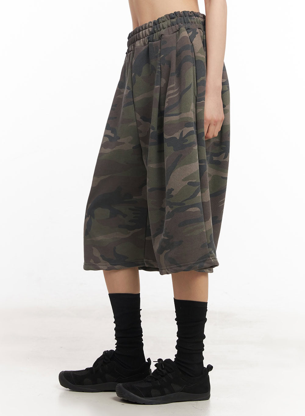 Camo Pintuck Oversize Sweatshorts IY529