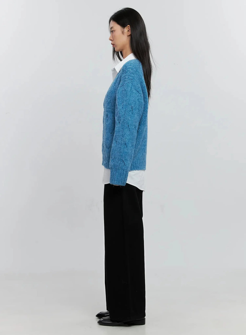 Cable-Knit V-Neck Sweater IS516