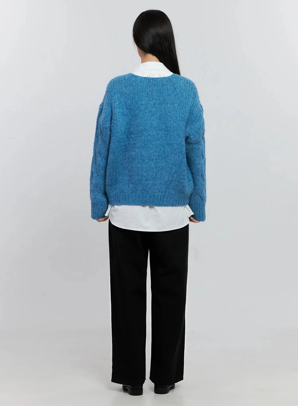 Cable-Knit V-Neck Sweater IS516