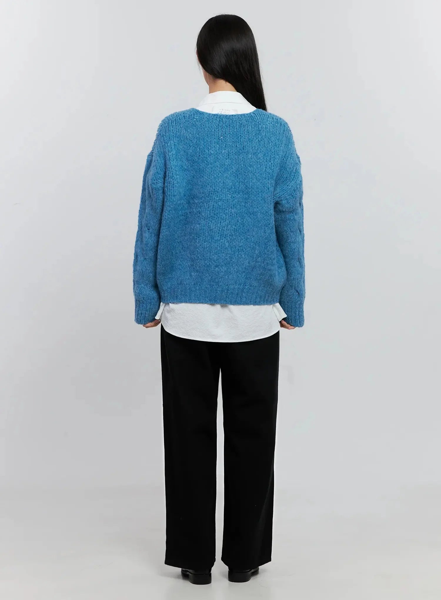 Cable-Knit V-Neck Sweater IS516