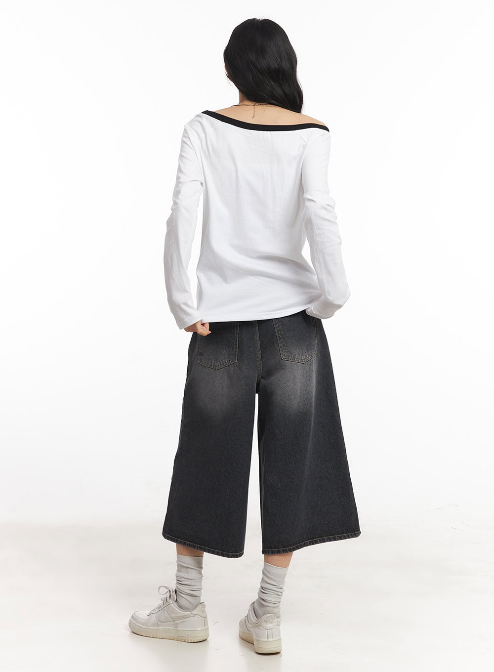 23 Graphic Off-Shoulder Long-Sleeve Top CA504