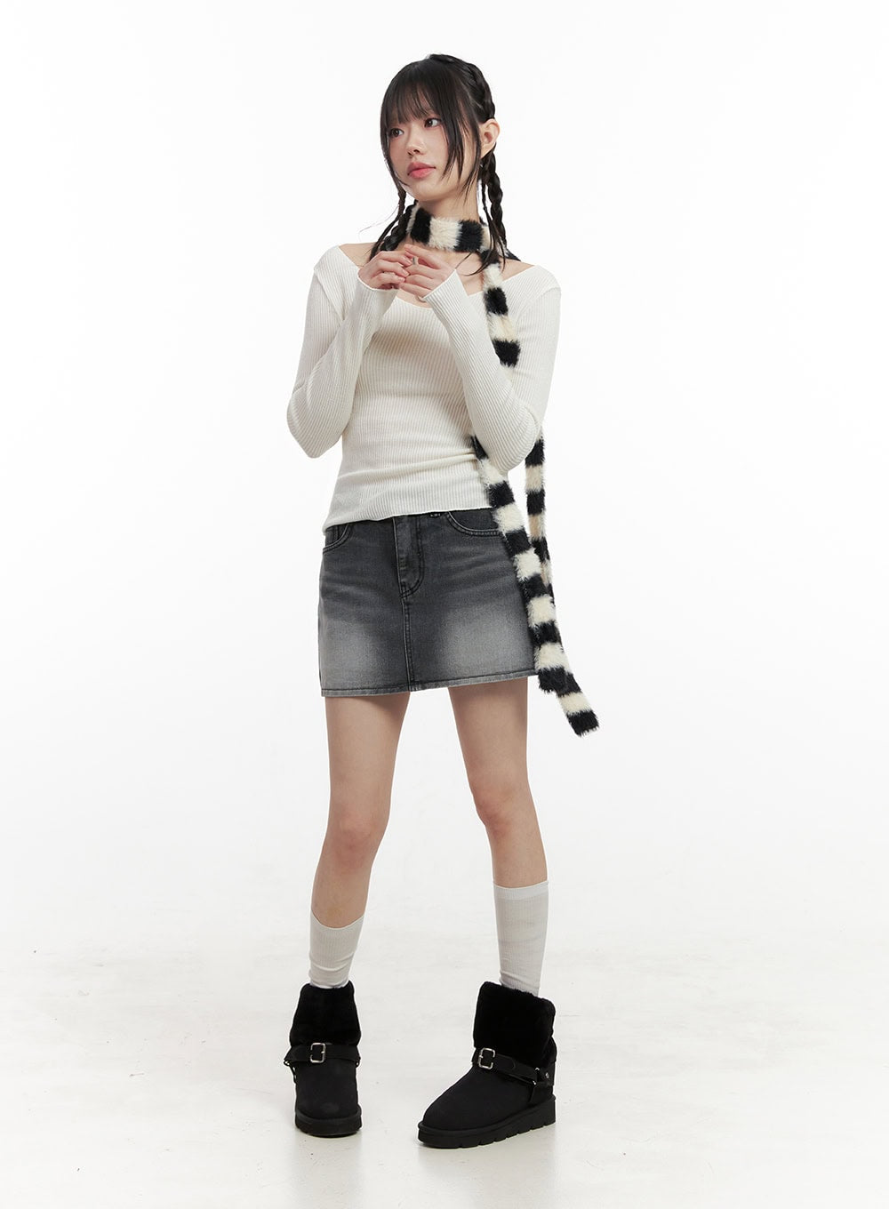 Slim-Fit V-Neck Long Sleeve Top IN427