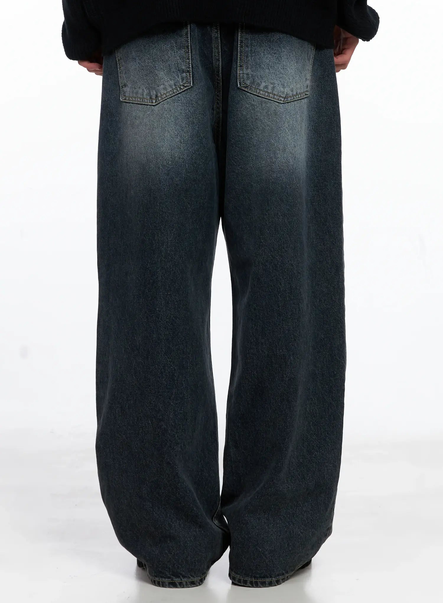 Men's Relaxed-Fit Washed Jeans IS509