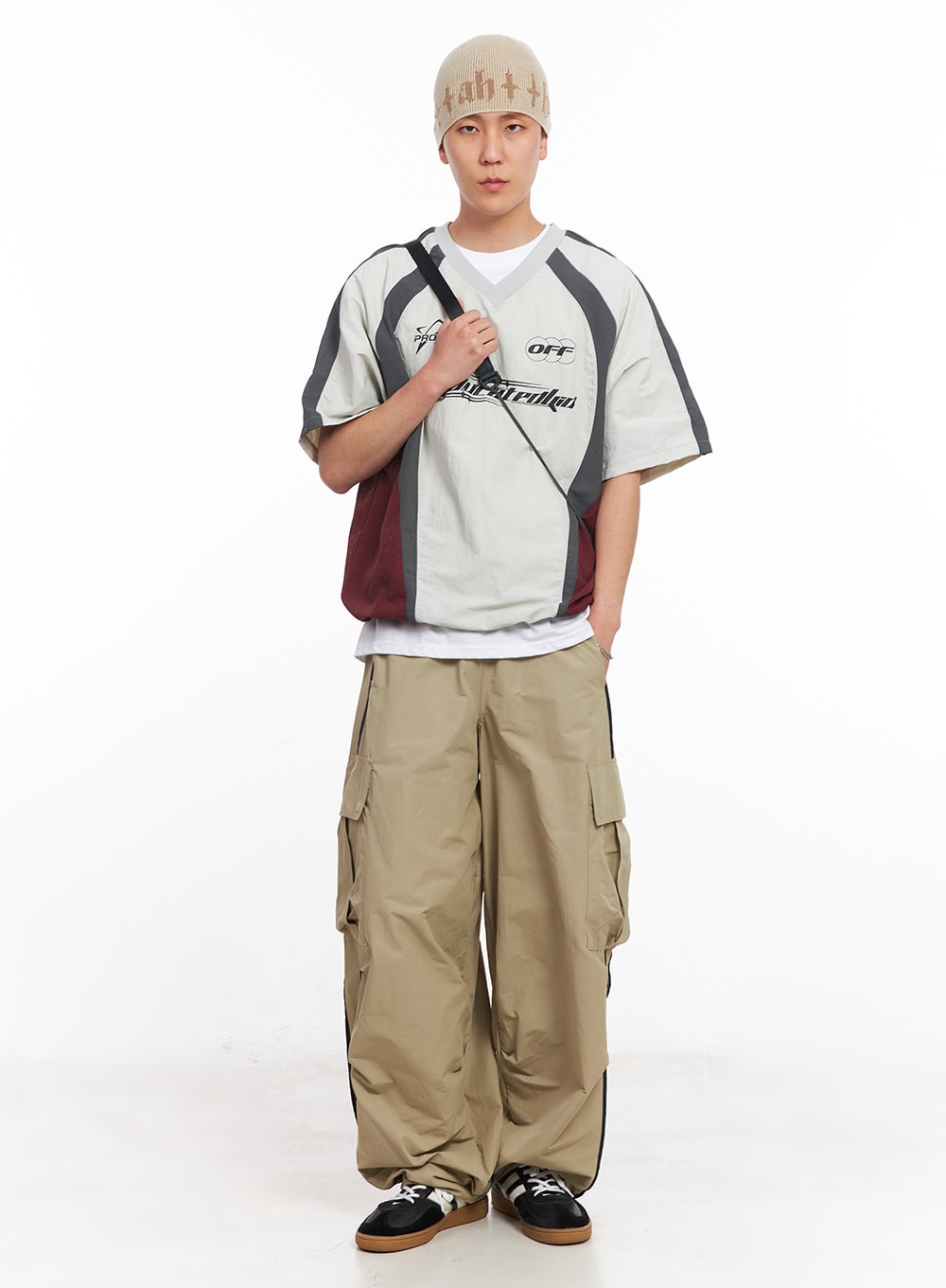 Men's Nylon Graphic V-Neck T-Shirt IU512